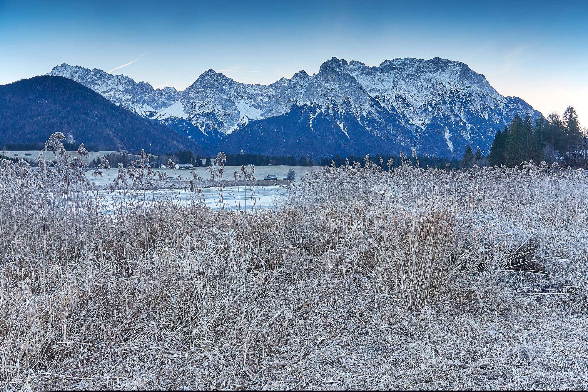 Schmalensee vor dem Karwendel Gebirge bei Mittenwald
