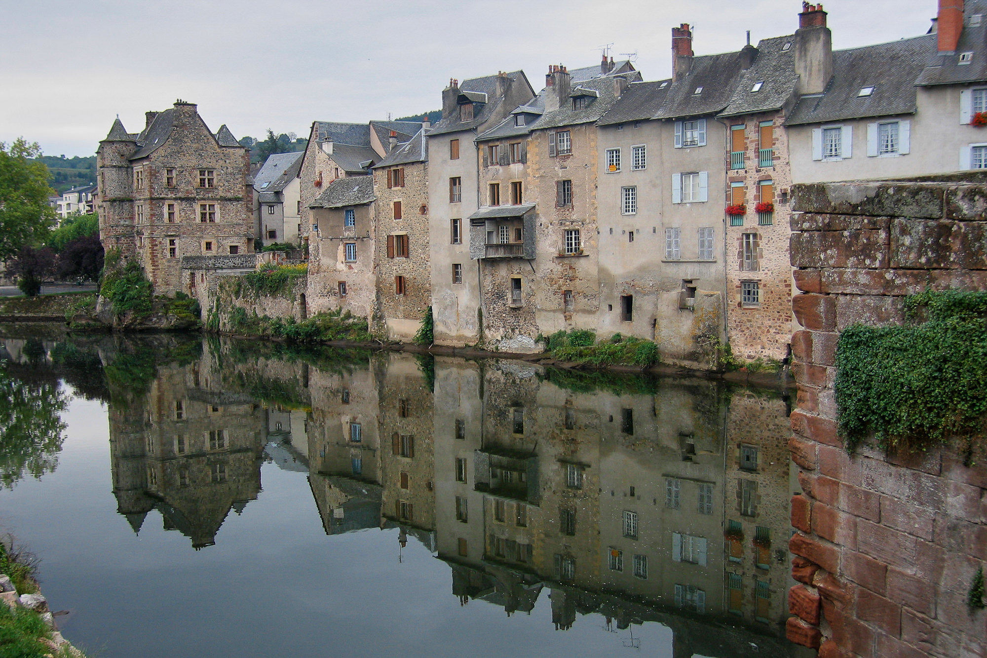 Day. 4: From Espalion to Estaing, Espalion on the banks of the Lot River